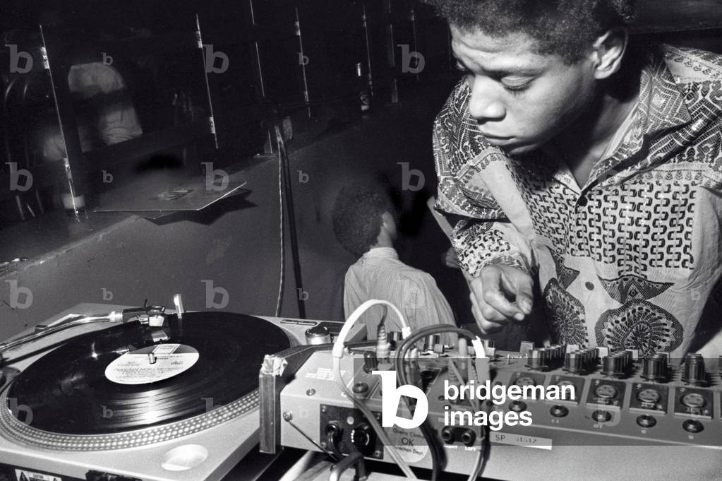 Jean-Michel Basquiat legt 1985 bei Area, New York auf (s/w Foto)