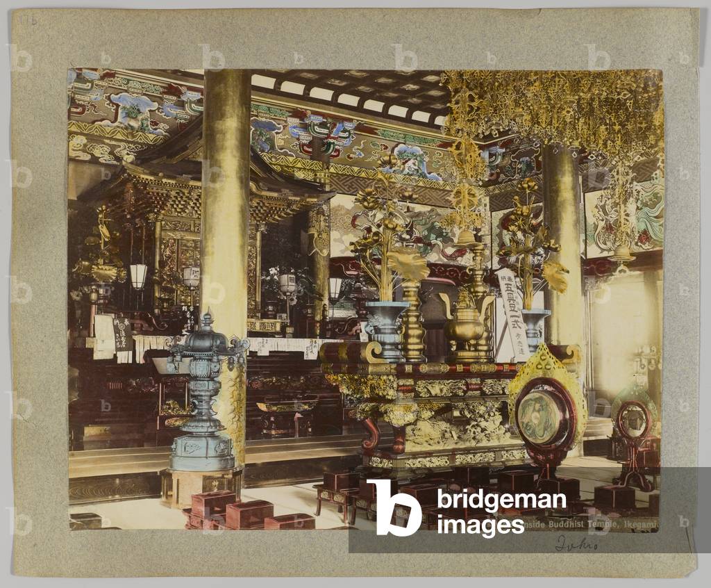 Bild von Fotografie "Innerhalb eines buddhistischen Tempels" von Japanese Photographer