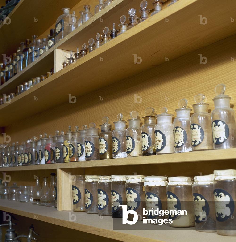 "Spanien. Katalonien. Llivia. Alte Pahrmacy-Flaschen. Museum der Esteve Apotheke."