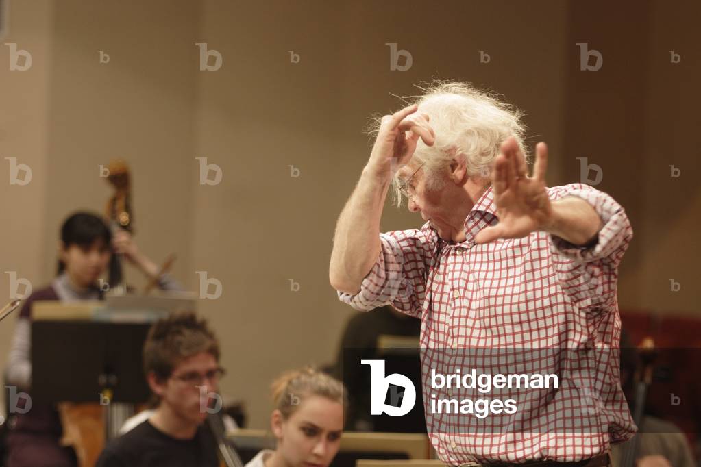 Gilbert Amy performing in Paris by Thierry Martinot, b/w