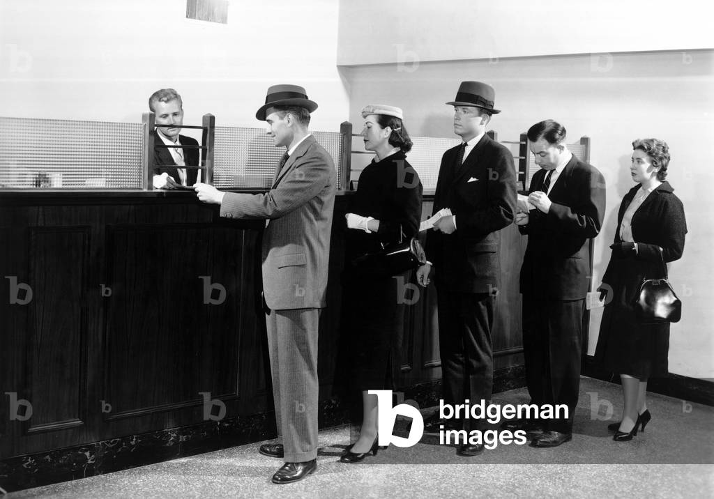 Immagine di Fotografia "Persone in fila in banca (foto b/n)", b/w