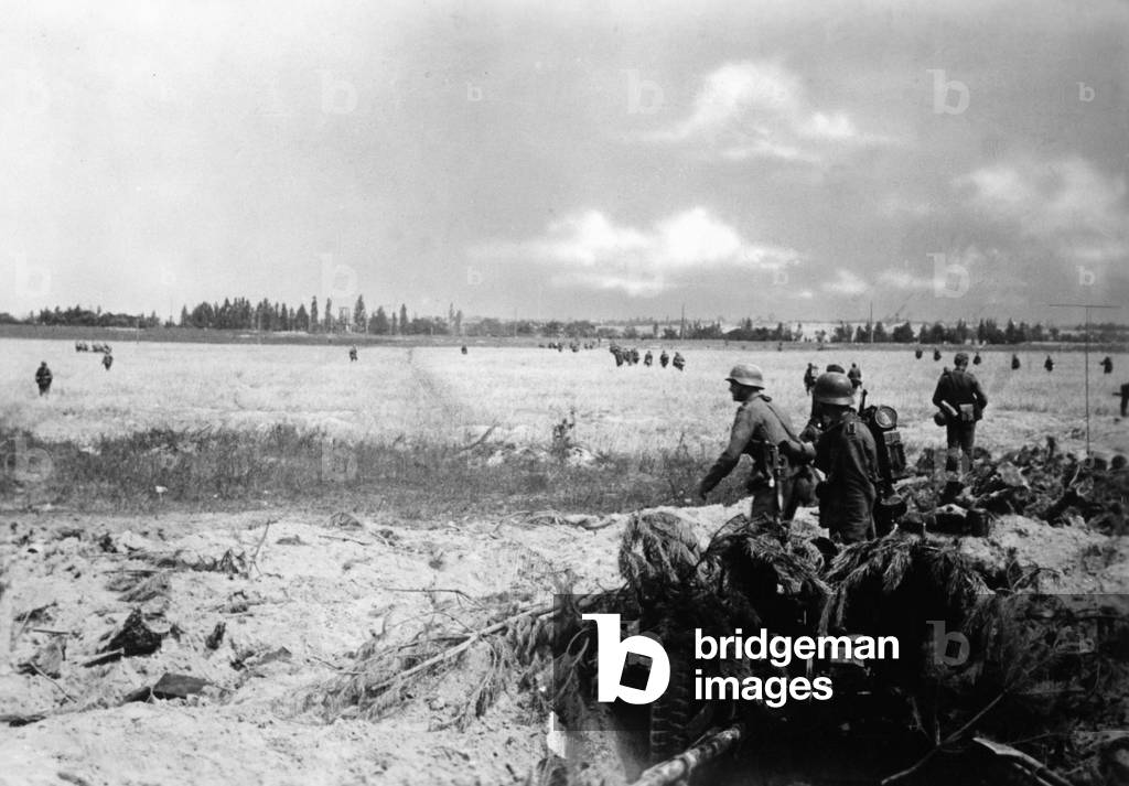 Image of German infantry on the Eastern Front, 1941 (b/w photo)
