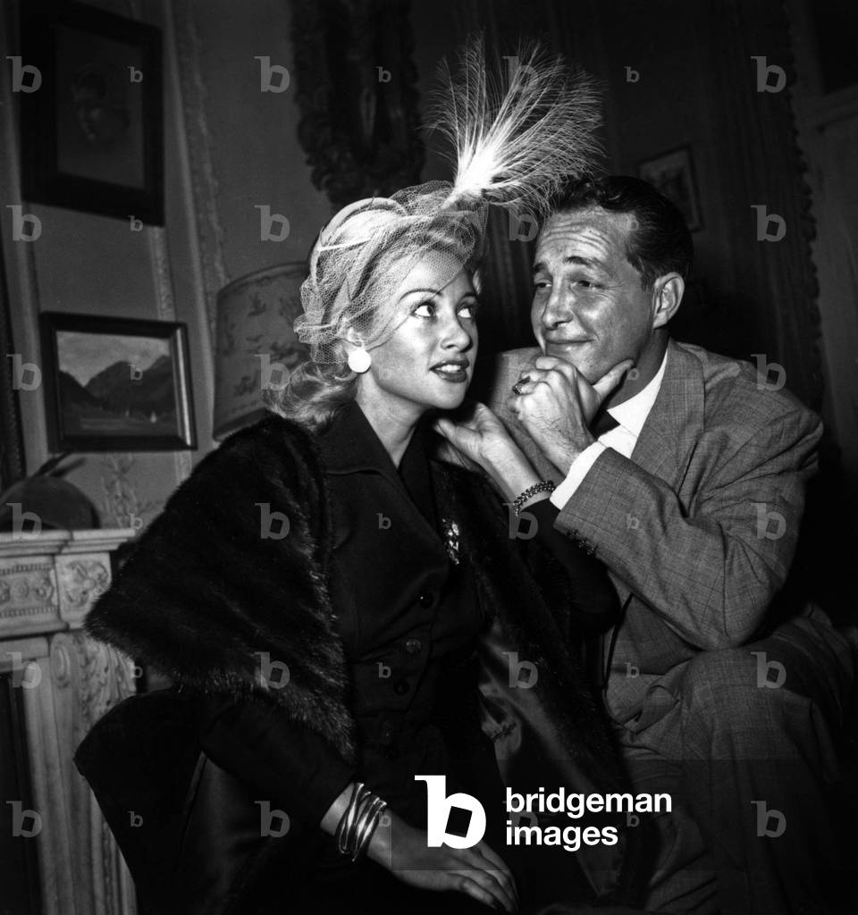 Bild von Fotografie "Martine Carol und ihr 1. Mann Steve Crane im Oktober 1949 (s/w Foto)" 1949, b/w