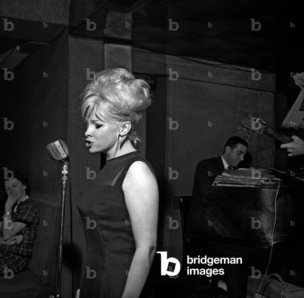 La cantante francese Marie Vincent sul palco del cabaret "Patachou" a Montmartre, Parigi, 27 novembre 1962 (fo