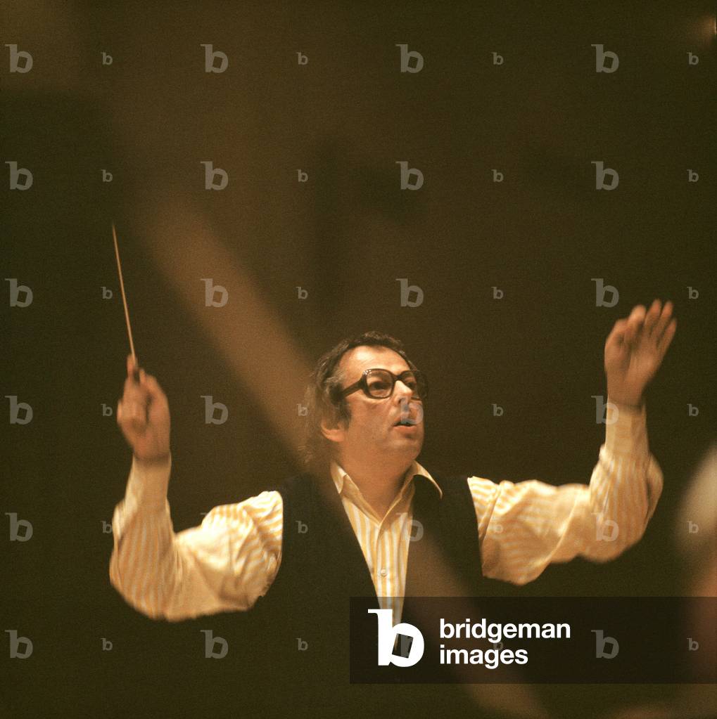 Bild von Fotografie "André Previn dirigiert c1976-1977" von Mike Evans
