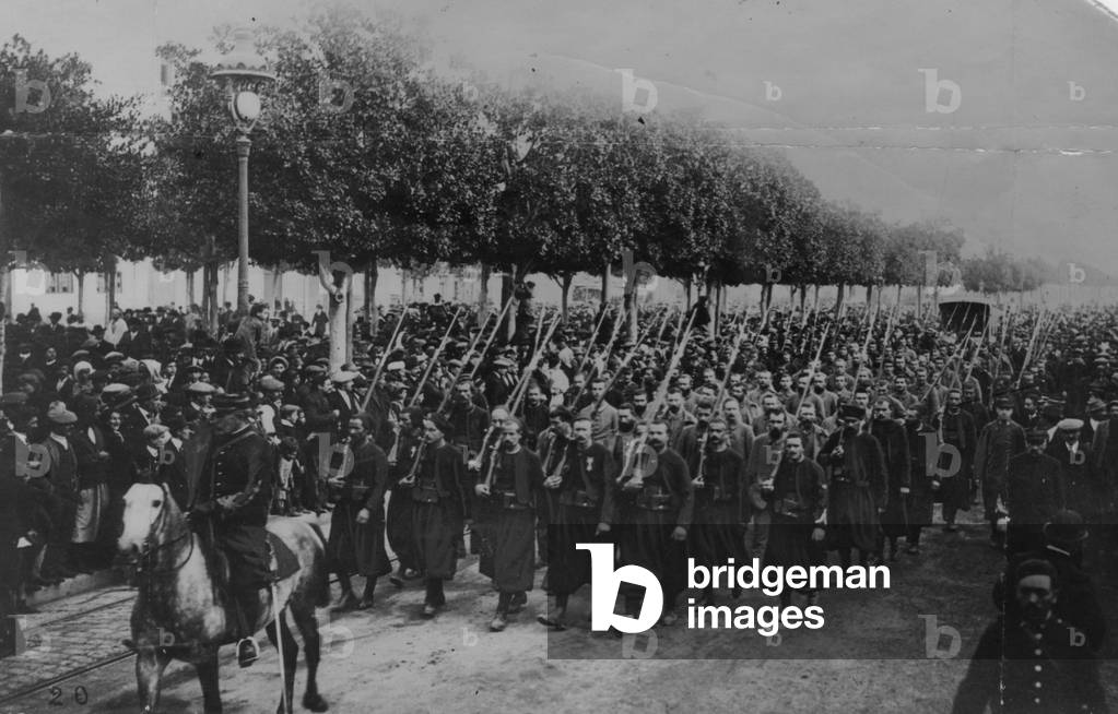 Immagine di Fotografia "Prigionieri di guerra Essere Condotto davanti a Spettatori" 1916, b/w