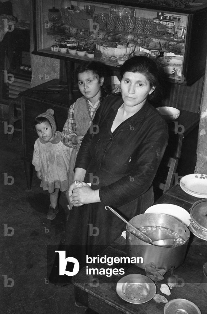 MADRE E FIGLIE IN CUCINA, , 1957 (foto)