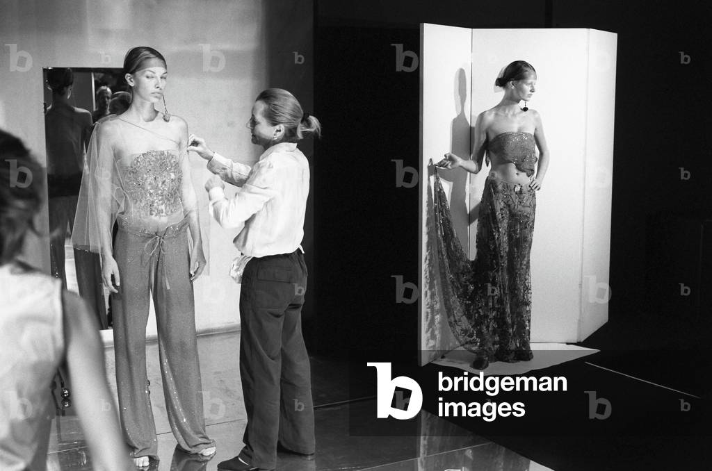 Immagine di Fotografia "Designer che lavorano per molte ore nello studio Armani di Milano per prepararsi a una