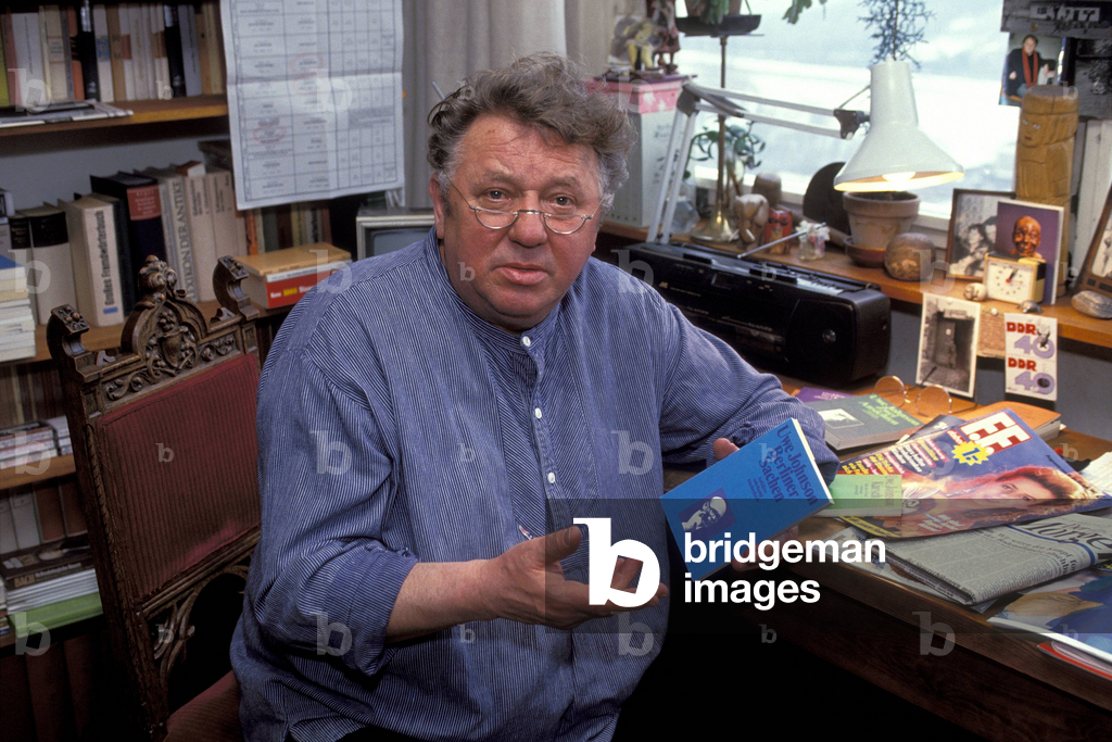 L'attore Kurt Böwe (DDR) con un libro di Uwe Johnson, persone; 1990 ..., 1990 (foto)