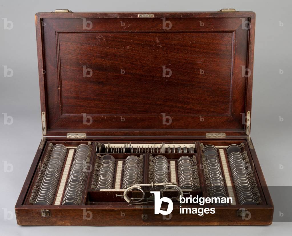 Scatola con occhiali per il test. Antichità medicinale.