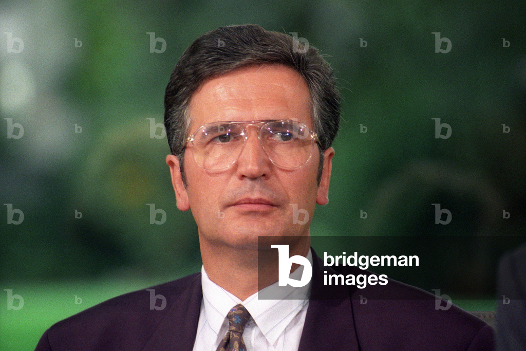 Bild von Fotografie "Klaus Wedemeier während einer Pressekonferenz zum Asylrecht" 1991