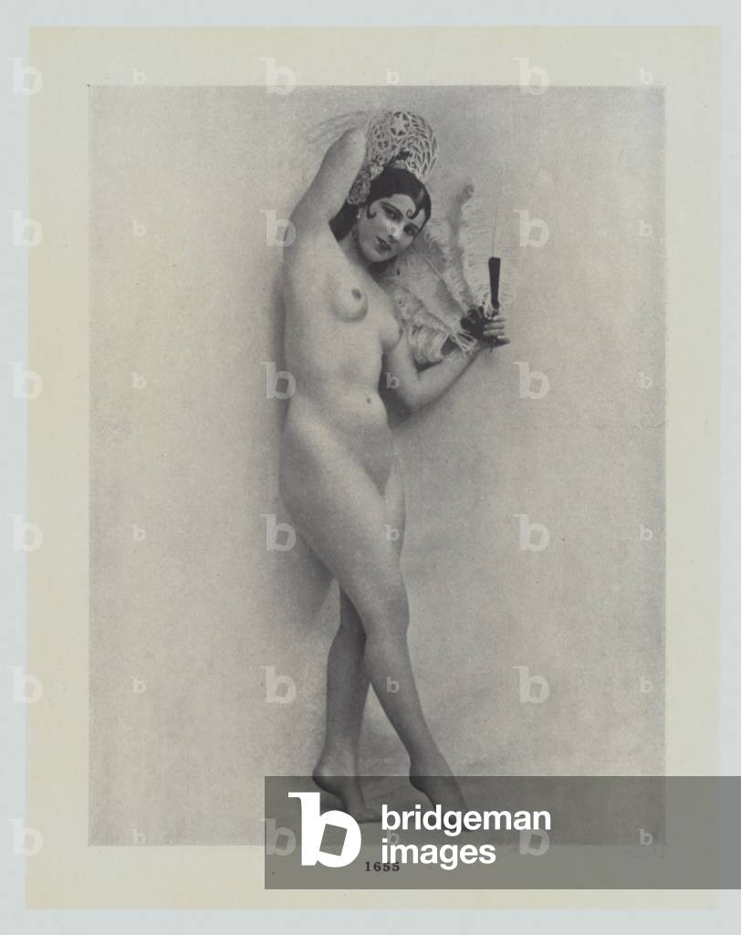 Page from La Beaute, The most beautiful photographs of the most beautiful models (b/w photo)
