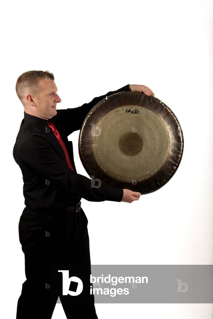 Percussionist hält einen Gong