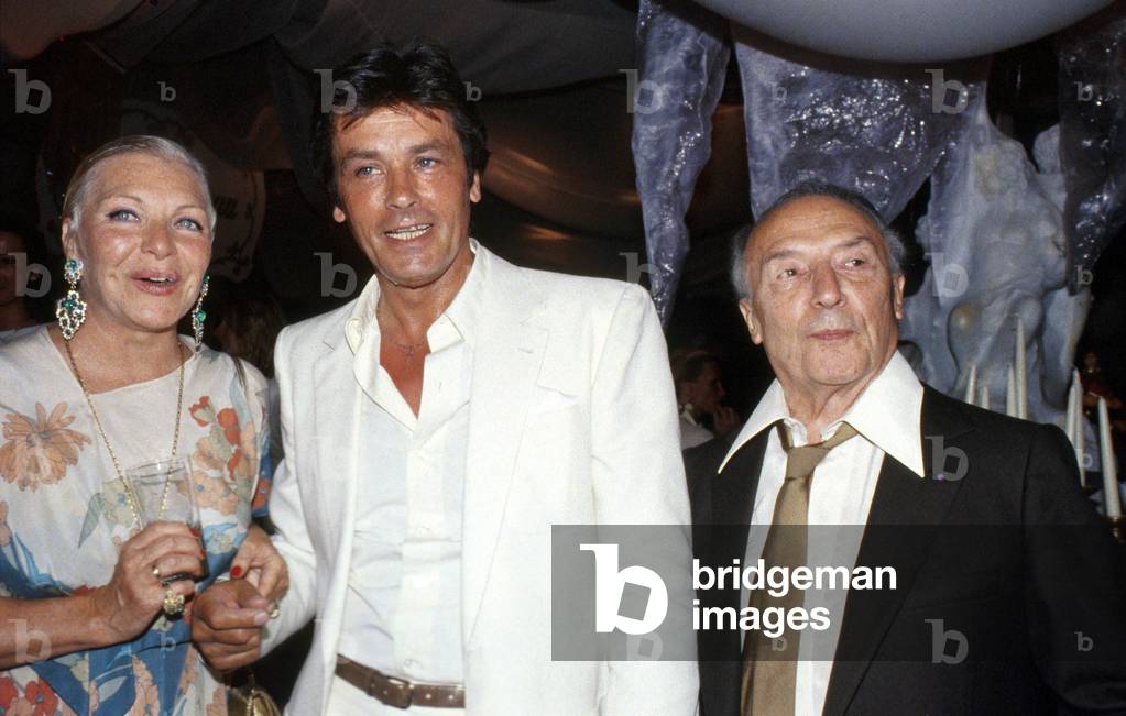 Bild von Fotografie "Line Renaud mit Alain Delon und Loulou Gaste bei der Hochzeit von Eddiebarclay im Juni 19