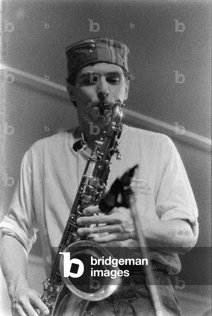 Bild von Fotografie "Black and white photo of Steve Dyer playing the tenor saxophone at Eddels Sports and Soci