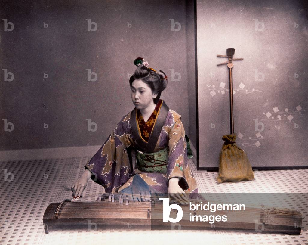 Japanerin spielt Koto, Foto von Kimbei, um 1880
