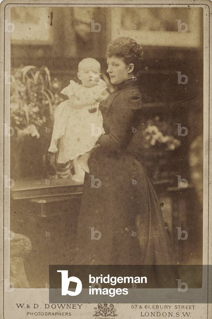Bild von Fotografie "Prinzessin Alexandra mit ihrer Tochter" 1868 von William & Daniel Downey, b/w