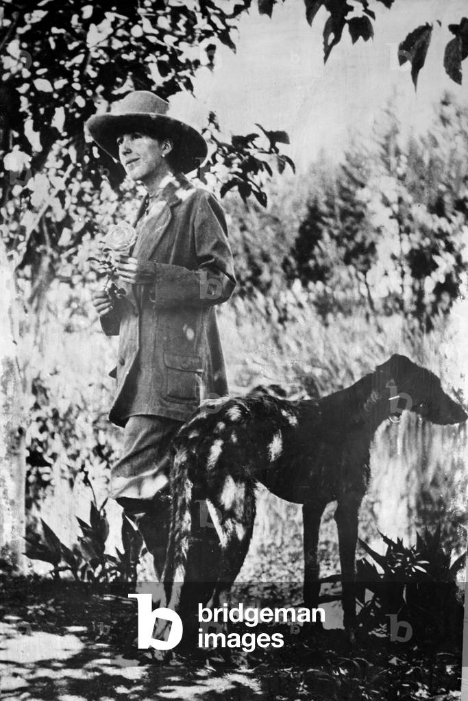 Karen Blixen (1885-1962) mit Windhund, Foto im Karen Blixen Hausmuseum, Nairobi, Kenia