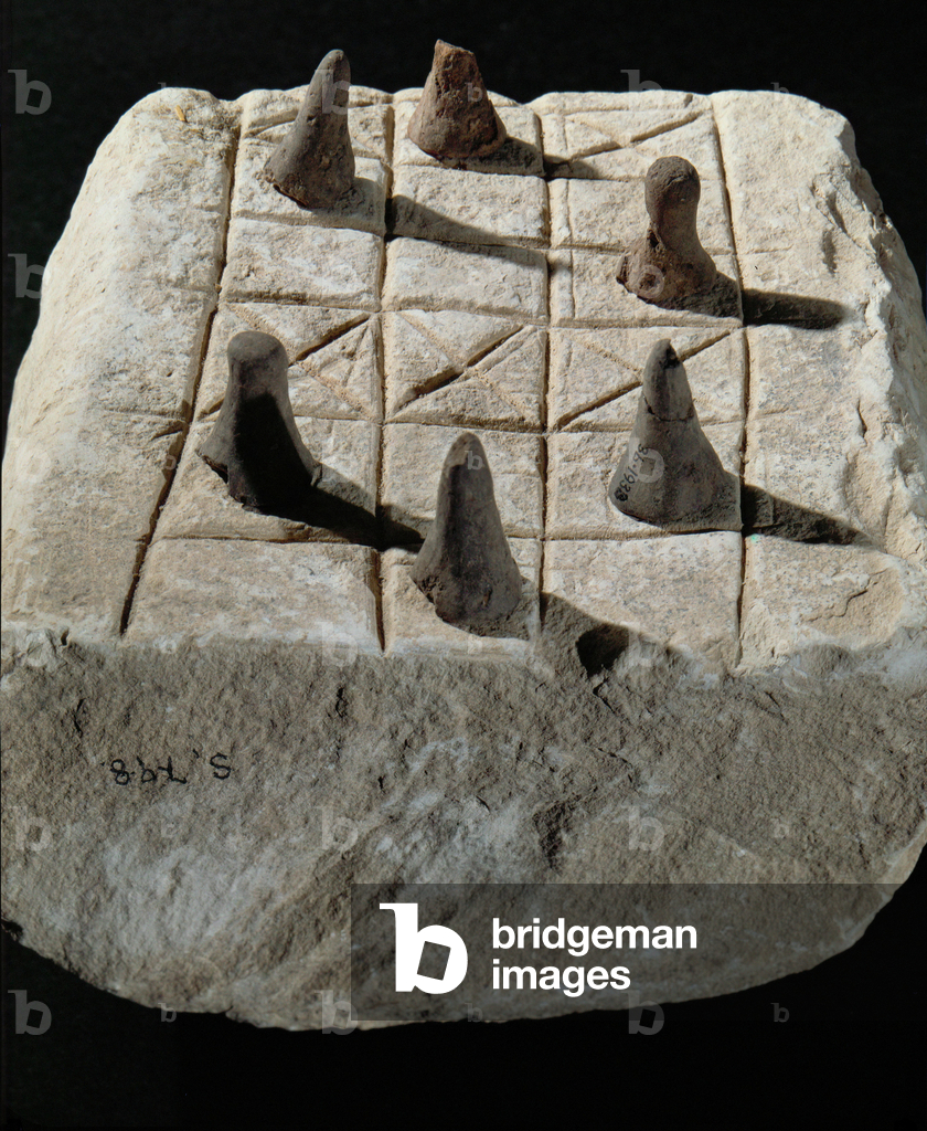 Spielbrett aus Gezer (Kalkstein)