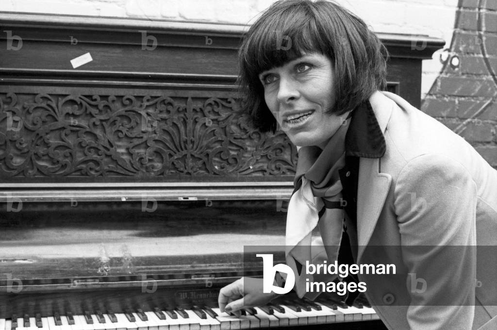 L'actrice et auteure allemande Barbara Ruetting avec un vieux piano, b/w