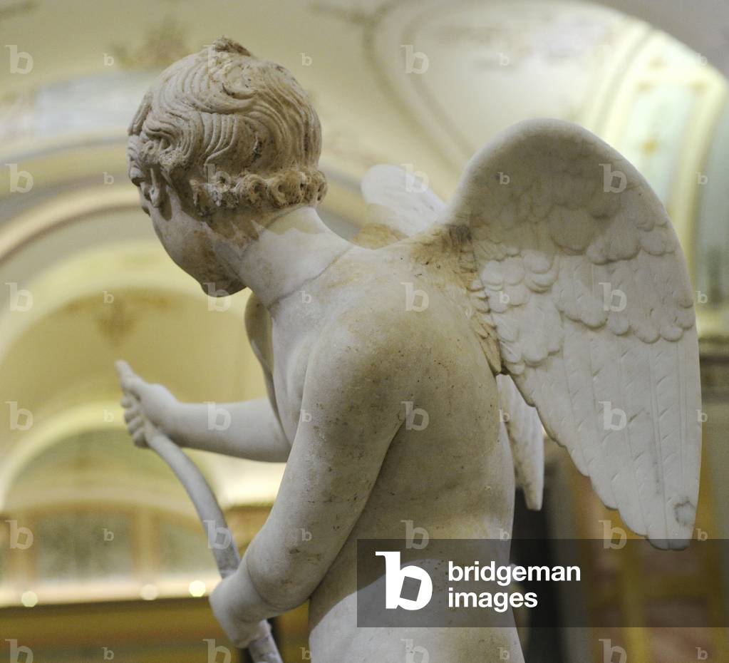 Eros disegna il suo arco. Marmo. Opera romana. II secolo d.C.