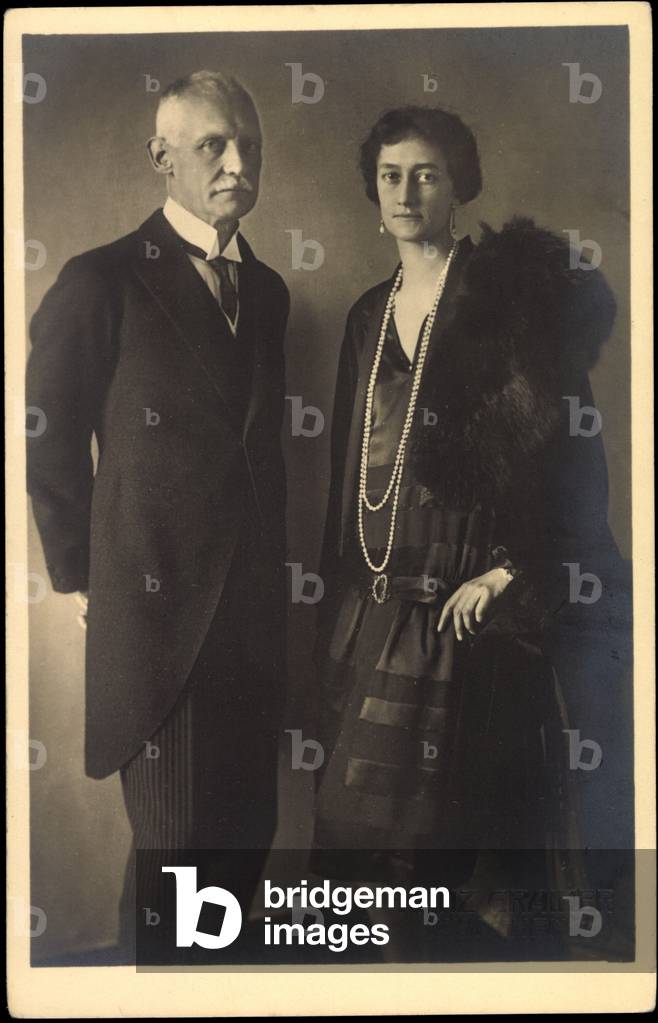 Bild von Fotografie "Foto Ak Kronprinzessin Antonia von Bayern und Luxemburg mit Rupprecht  (b/w photo)" von G