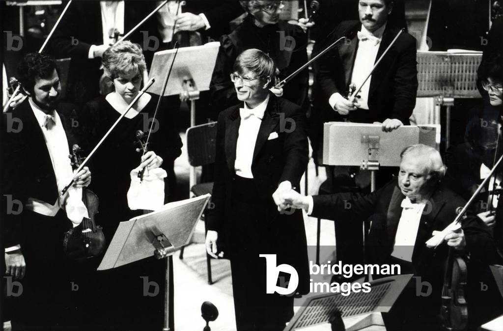 Bild von Fotografie "Isaac Stern nimmt Beifall entgegen" von Mary Robert, b/w