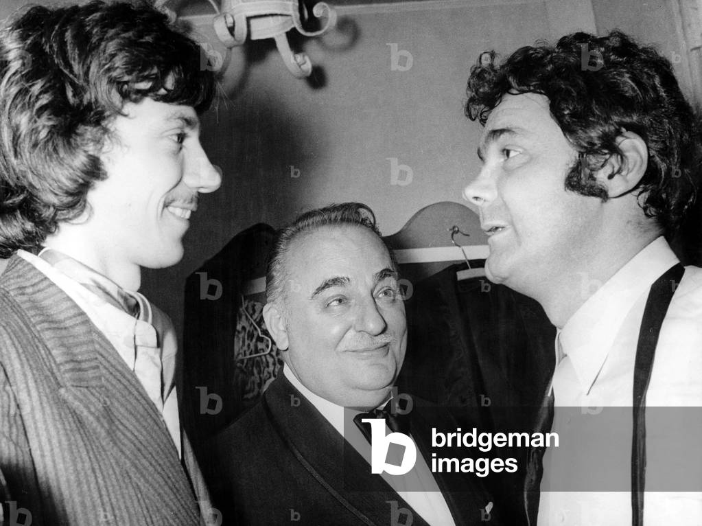 Il cantante francese Antoine (L) e Bruno Coquatrix si congratulano con Pierre Perret dopo il concerto all'Olym