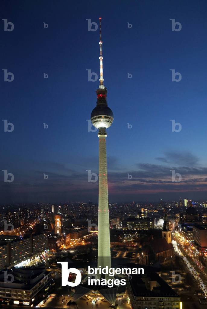 03 03 2018 Berlin Deutschland GER Der Berliner Fernsehturm am Abend 20 Jahrhundert Abend a