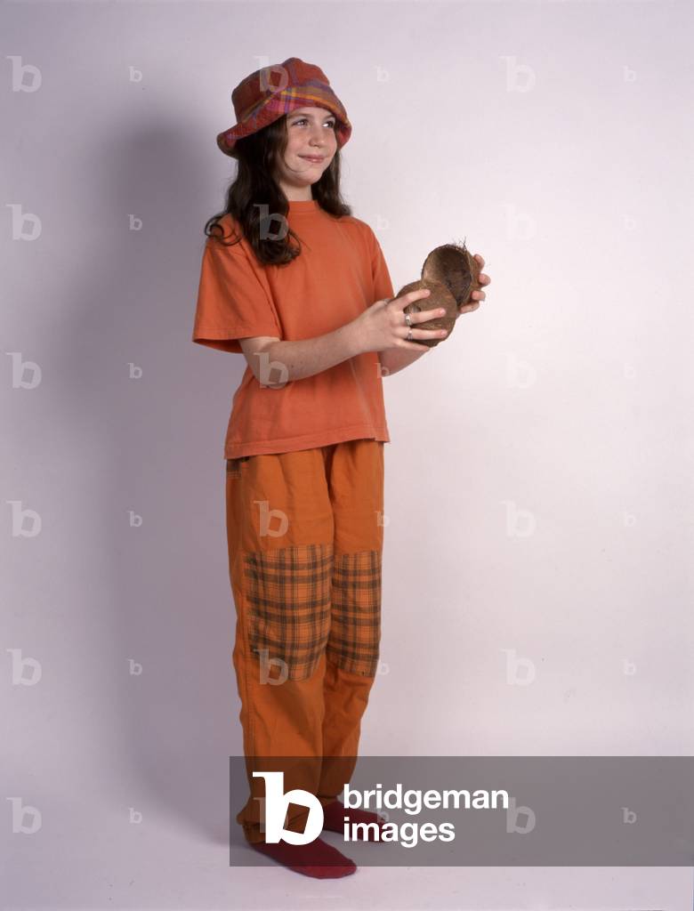 Image de Photographie représentant Fille de l'école primaire jouant avec des coquilles de noix de coco par Chr