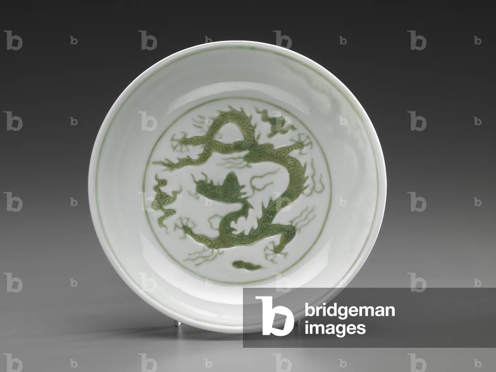 "Piatto con Green Dragon Design (porcellana smalto verde - smalto ossido di rame)" 1506 di Chinese School, b/w