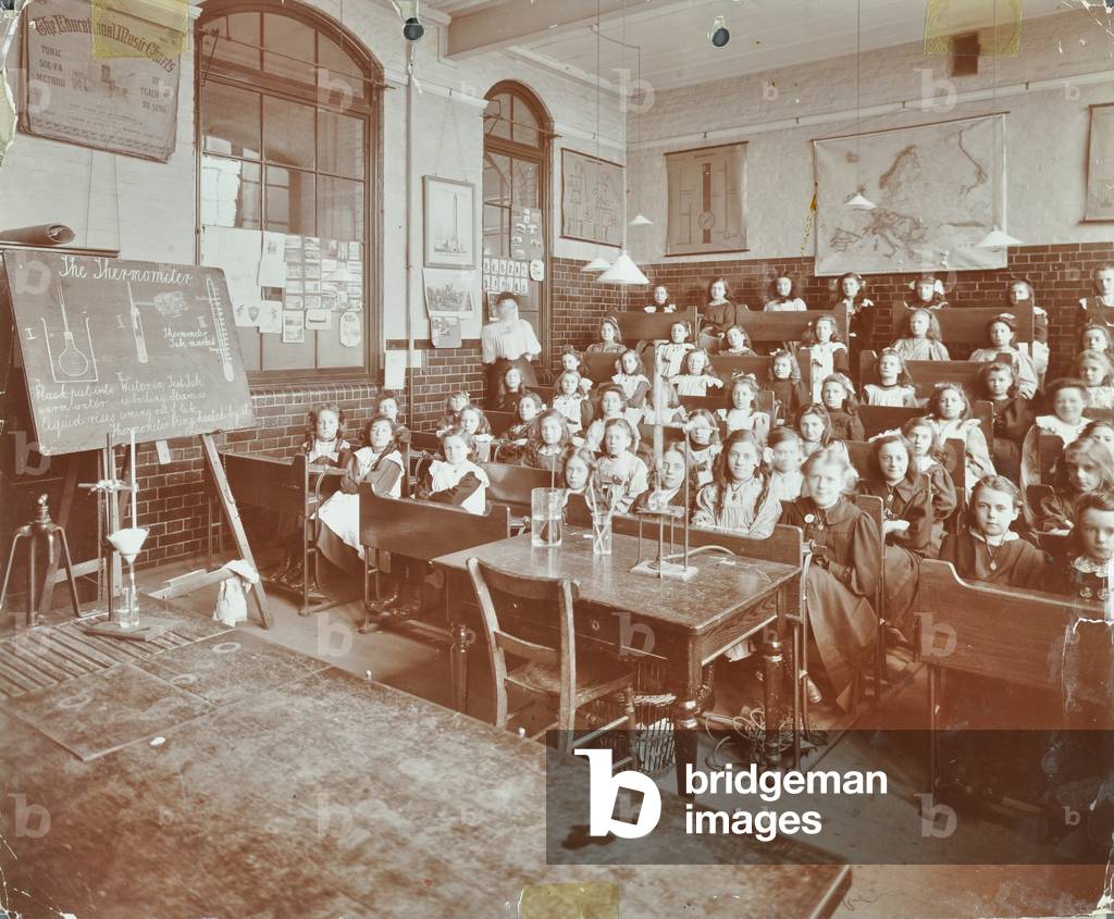 Immagine di Fotografia "Brandlehow Road School: sala dimostrativa scientifica" 1908 di English Photographer