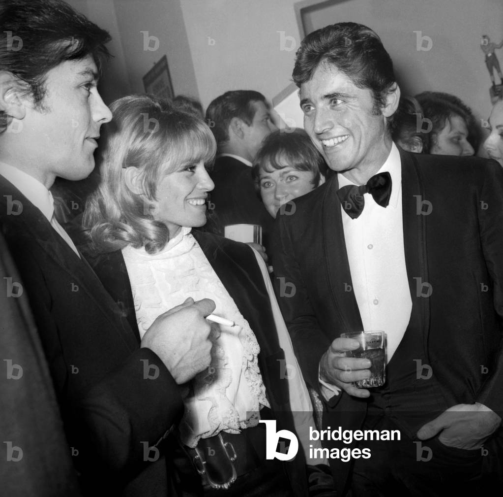 Bild von Fotografie "22.“ Nuit Du Cinema“ am 24. November 1967 in Paris: Alain Delon" 1967, b/w