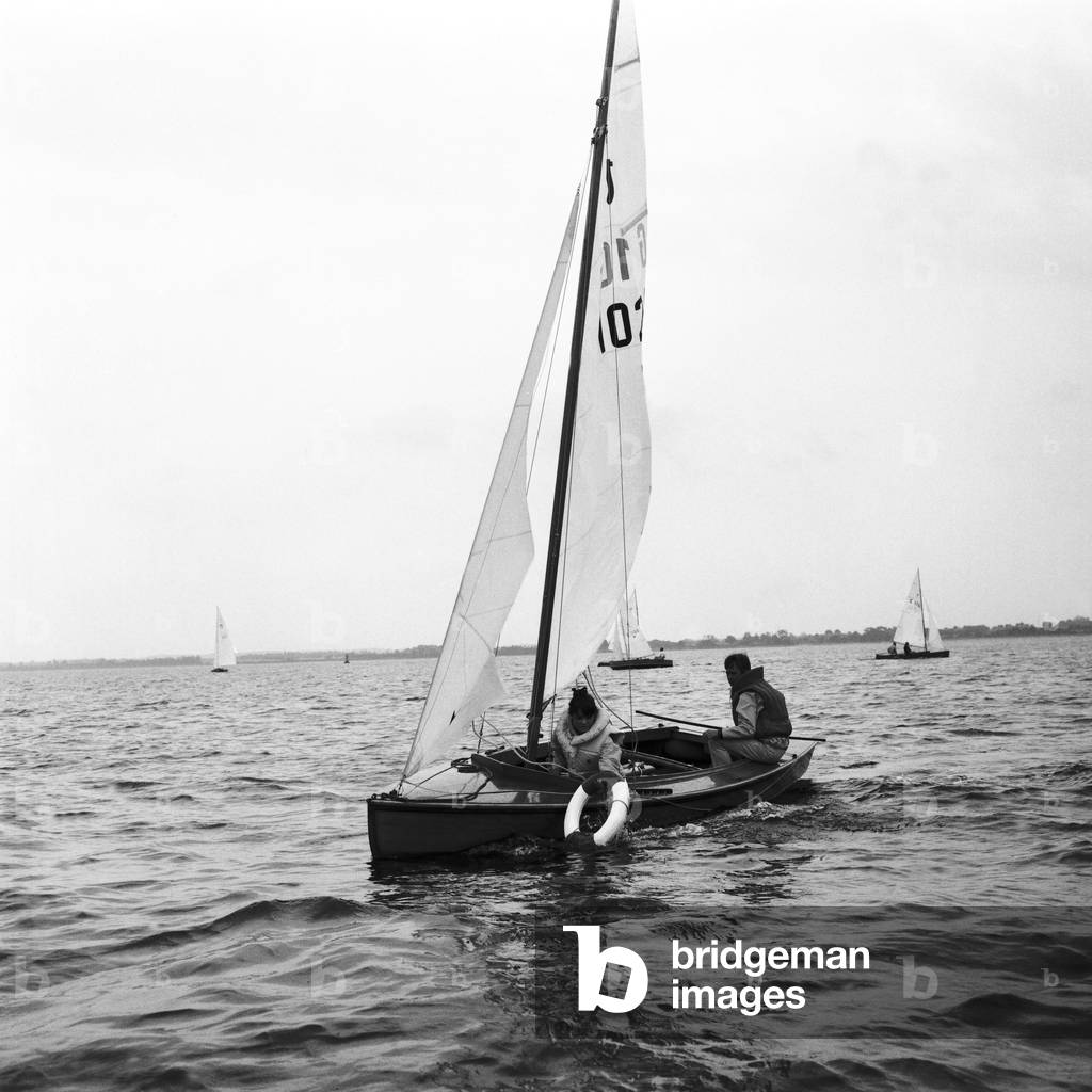 "Anker auf und Leinen los!", b/w