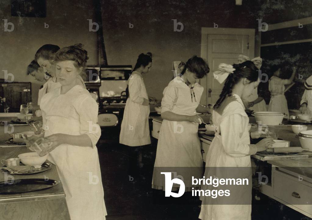 Corso di scienze domestiche presso la scuola Horace Mann. 1917 (foto)