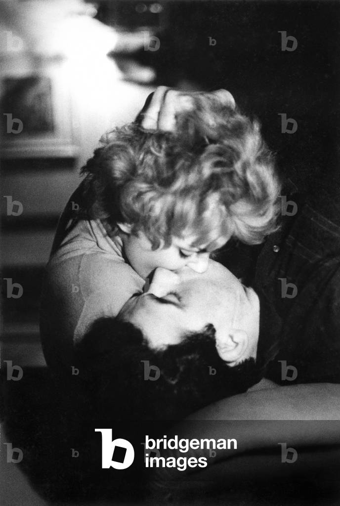 Roma, Italia, 1959, L'attore Maurizio Arena con un'amica tedesca nella sua casa (s/w foto)