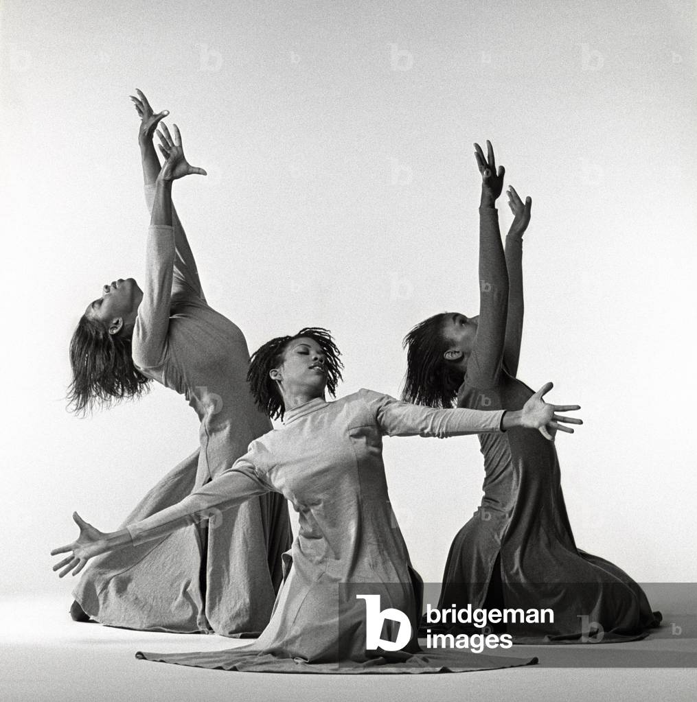 Immagine di Fotografia "Bullies Ballerinas Dance Company (foto b/n)" 1995 di Dee Conway, b/w