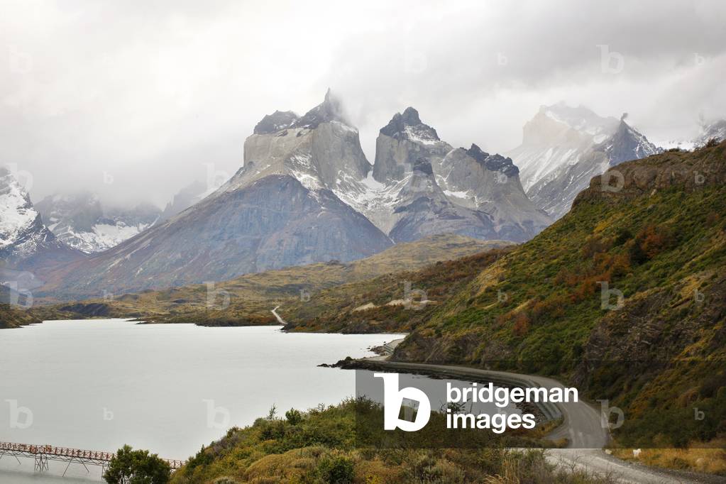 Schneebedeckte Berge und See, Patagonien, Chile (Foto)