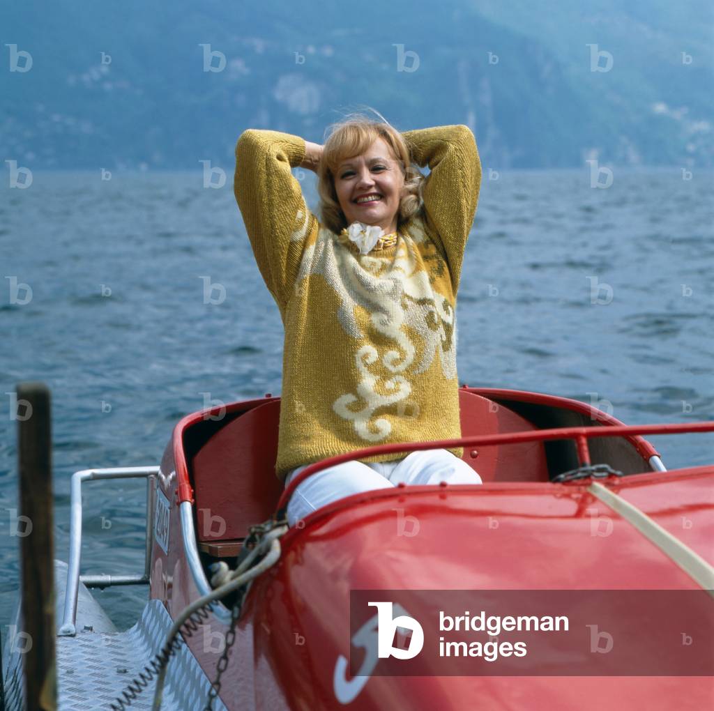 "Schauspielerin Liselotte Pulver posiert um 1980 in einem Tretboot auf dem Comer See" 1980