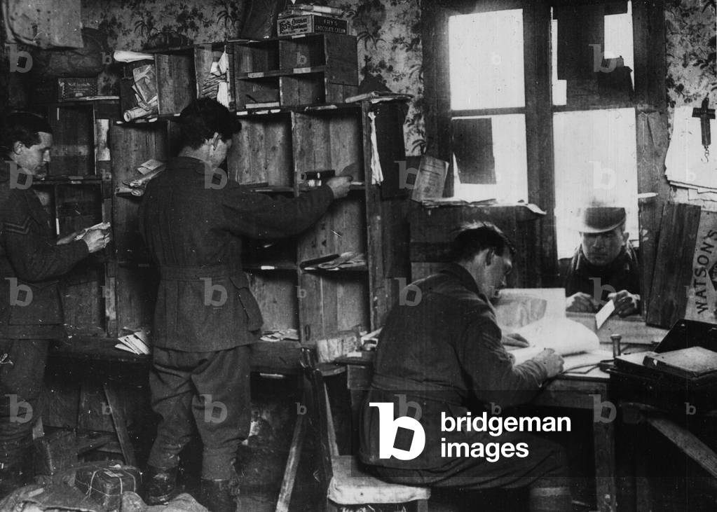 British Front Troops & Civilians, b/w