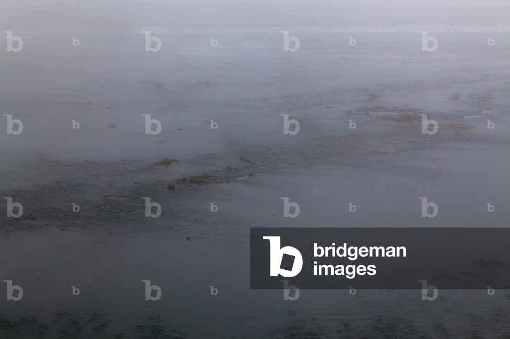 Image de Photographie représentant Fleuve dans le bouillard avec affleurement de roches et végéta par Bernard 
