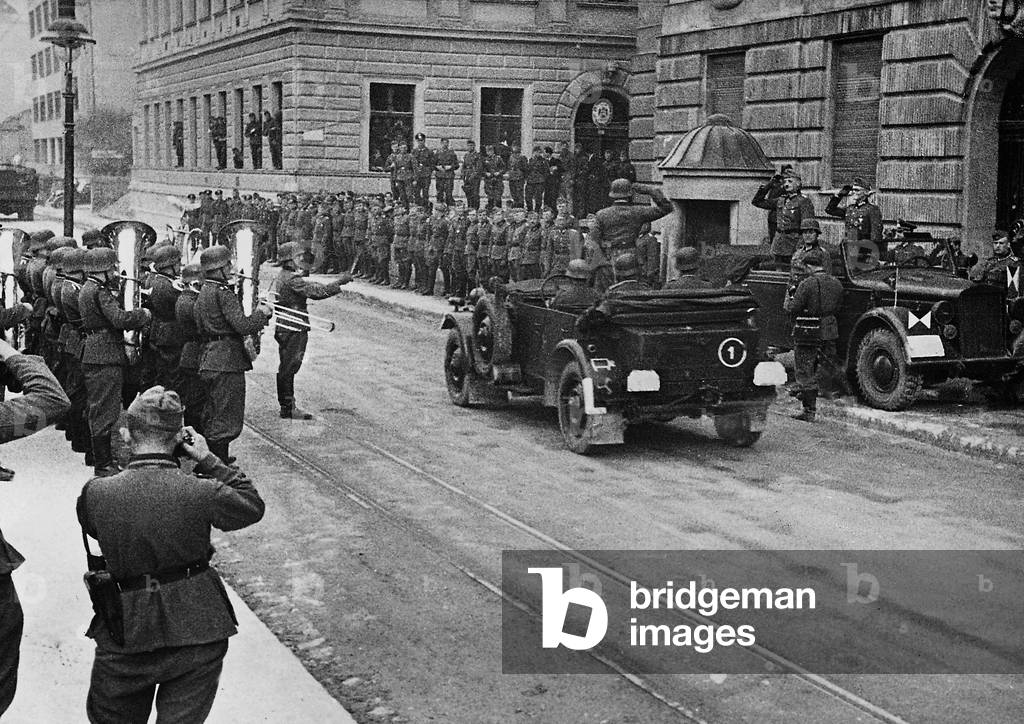 Immagine di Fotografia "Sfilata di soldati tedeschi per il compleanno di Adolf Hitler" 1941, b/w