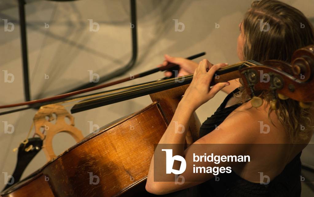 Immagine di Fotografia "Violoncellista femminile" di Michel Garnier, b/w