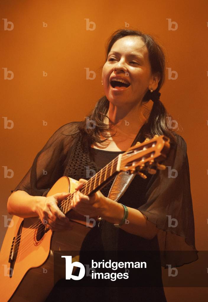 Immagine di Fotografia "Gabriela Quintero (Rodrigo y Gabriela) (foto)" di Paul Tomlins