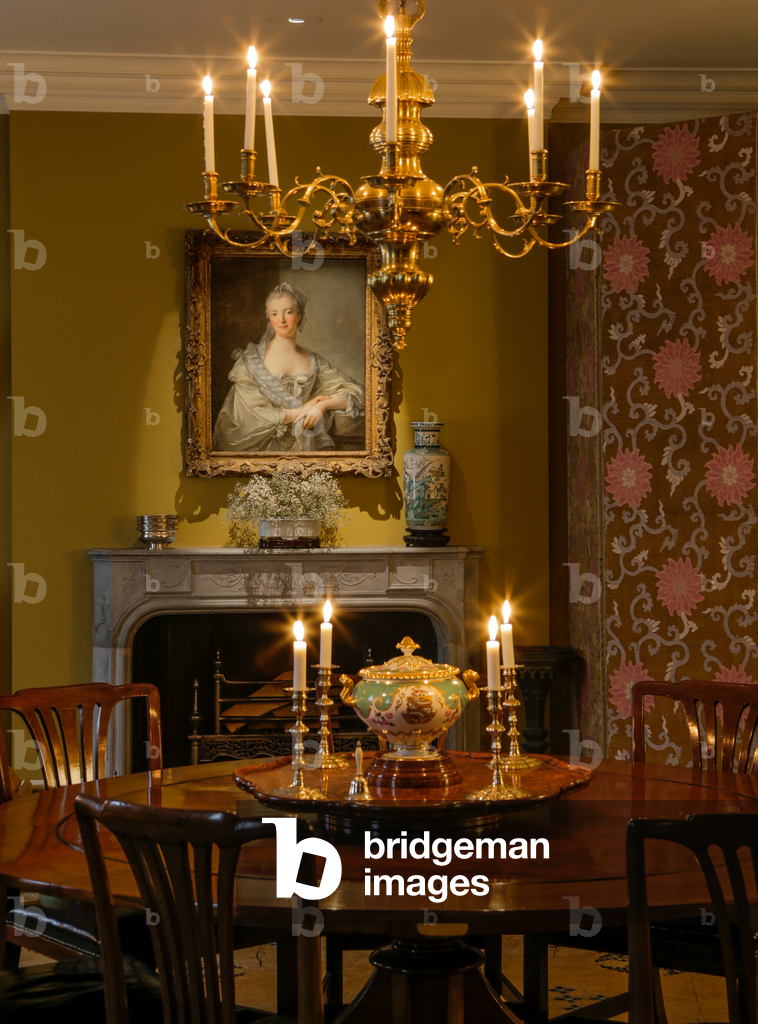 Immagine di Fotografia "Sala da pranzo con ritratto francese attribuito a Jean-Marc Nattier di donna tagliata 
