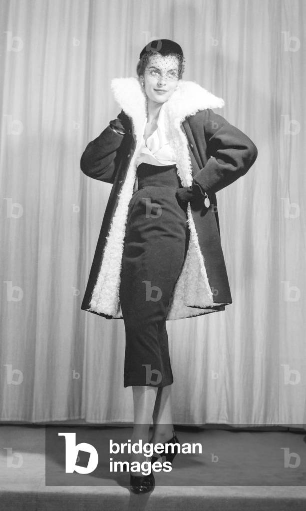 Maggy Rouff fashion, Paris, 1951: Mantel (s/w Foto)