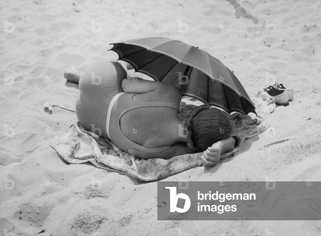 Donna sonnecchiare sulla spiaggia, 1938 (foto b/n)