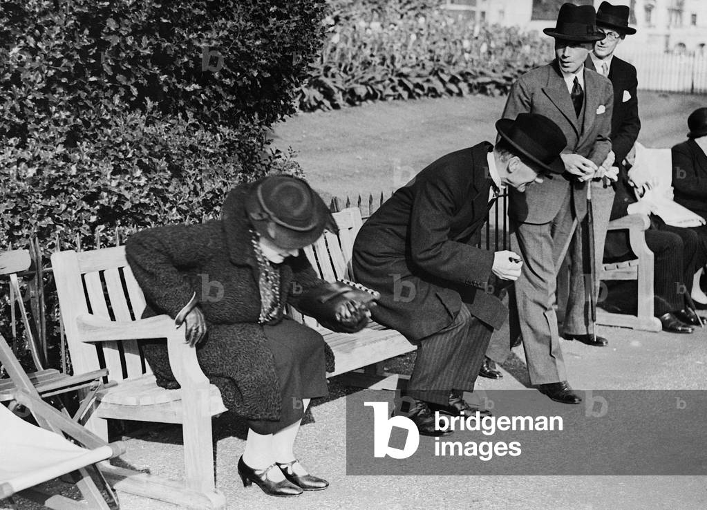 Immagine di Fotografia "Arthur Neville Chamberlain e sua moglie processo seduta a St. James Park" 1937, b/w