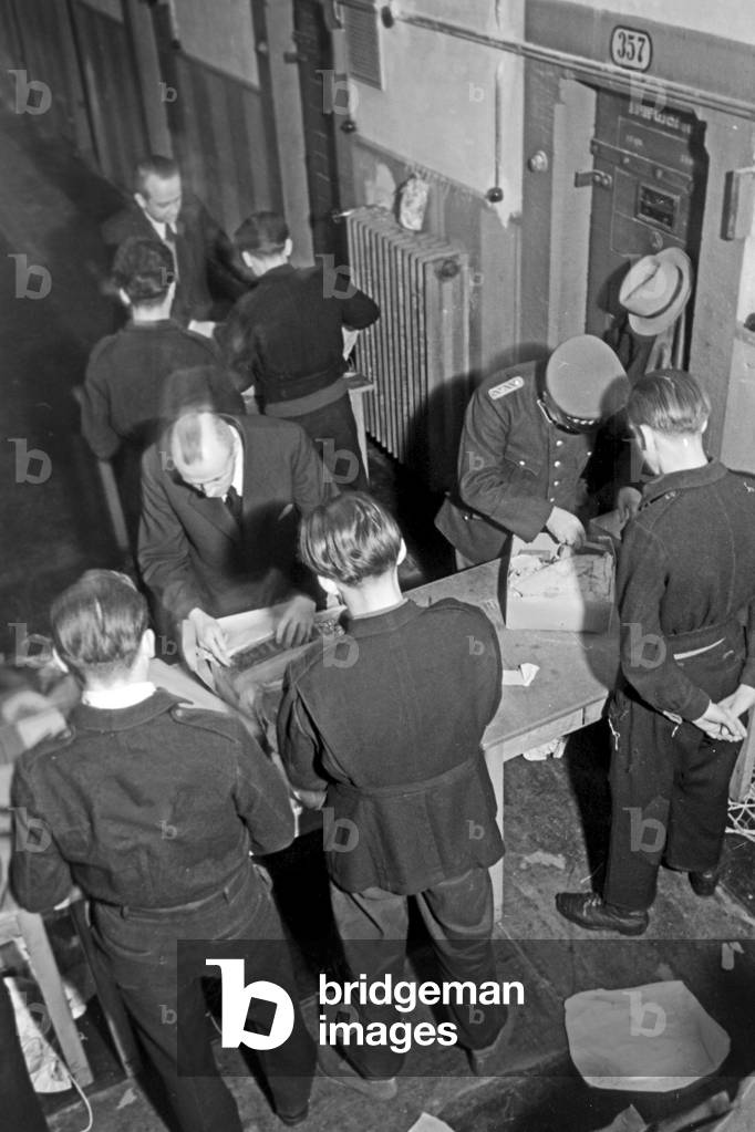 "Le scatole dei regali di Natale vengono controllate dalle guardie carcerarie prima di essere consegnate ai pr