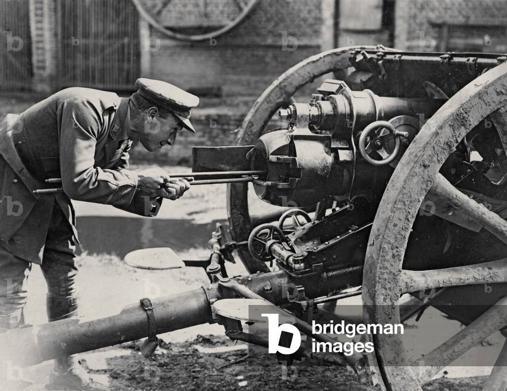 Britischer Soldat Untersucht Die Verbrechung Eines Artilleriest cks An 